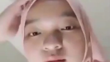 Bokep Indo Izza Jilbab Ngangkang Lebar Pamer Meki Gundul