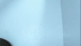 Mekyna Omek Berdiri di Kamar Mandi